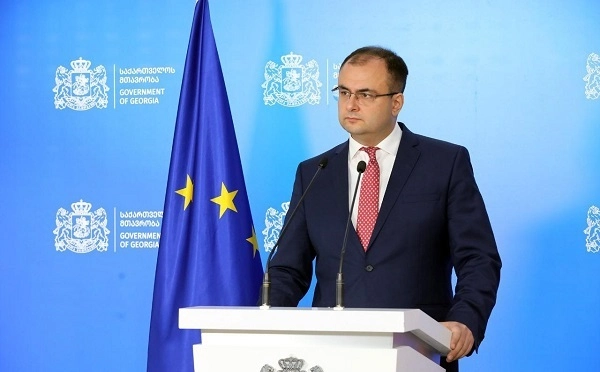 სააკაშვილი უზრუნველყოფილია დღეში სამჯერადი კვებით, აქვს შესაძლებლობა შეიძინოს ნებისმიერი კვების პროდუქტი და მიიღოს ამანათები, მიეწოდება ყველა საჭირო მედიკამენტი, თუმცა გარკვეულ მათგანს არ იღებს - რატი ბრეგაძე