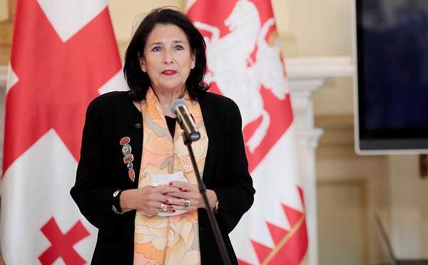 მე ვარ იქ, სადაც საქართველო უნდა იდგეს. პრეზიდენტ ზელენსკის გვერდით, უკრაინის გვერდით - პრეზიდენტი აქციის მონაწილეებს