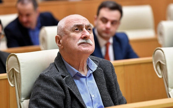 თქვენ პირადად ძალიან ნაყოფიერი, რთული, წინააღმდეგობებით აღსავსე ცხოვრება გამოგატარათ გამჩენმა - კახაძე ღარიბაშვილს