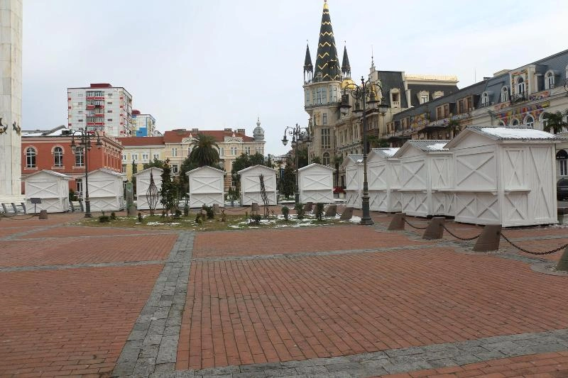 ბათუმის მთავარი ნაძვის ხე 25 დეკემბერს საზეიმოდ განათდება