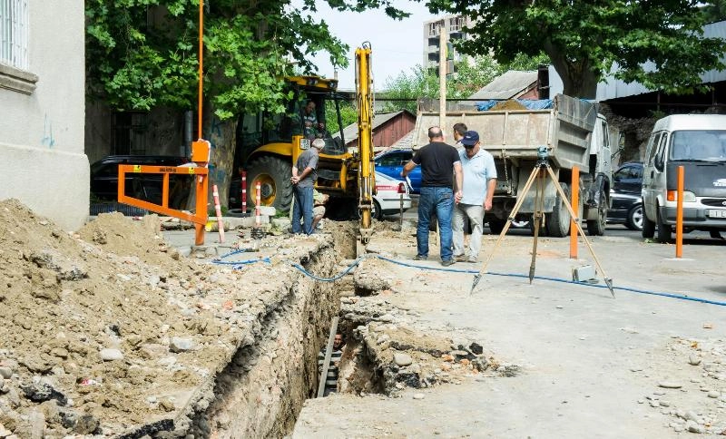 დიდუბეში 22 მისამართზე მიწისქვეშა კომუნიკაციების პრობლემა მოიხსნა