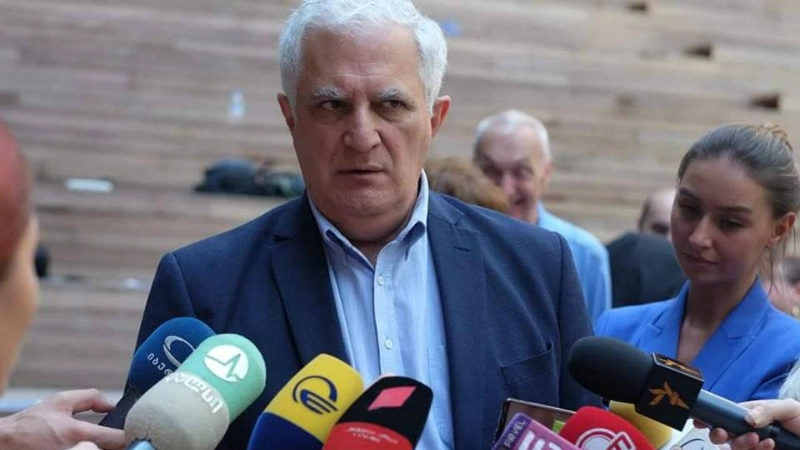 გარკვეული პერიოდი კორონავირუსის შემთხვევები ყოველდღიურად 200-500-ის ფარგლებში იმერყევებს - ამირან გამყრელიძე