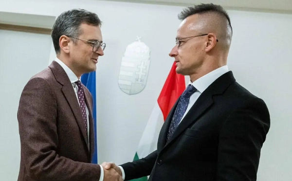 პიტერ სიიარტო და დმიტრო კულება ვოლოდიმირ ზელენსკისა და ვიქტორ ორბანის შეხვედრის საკითხს განიხილავენ