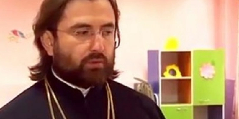 პირზე ხელი ამაფარა, სახეში მომკიდა ხელი, ხელები გამიკავეს და ხელბორკილები დამადეს, არც ერთს პოლიციელის ფორმა არ ეცვა - დაკავებული დეკანოზი