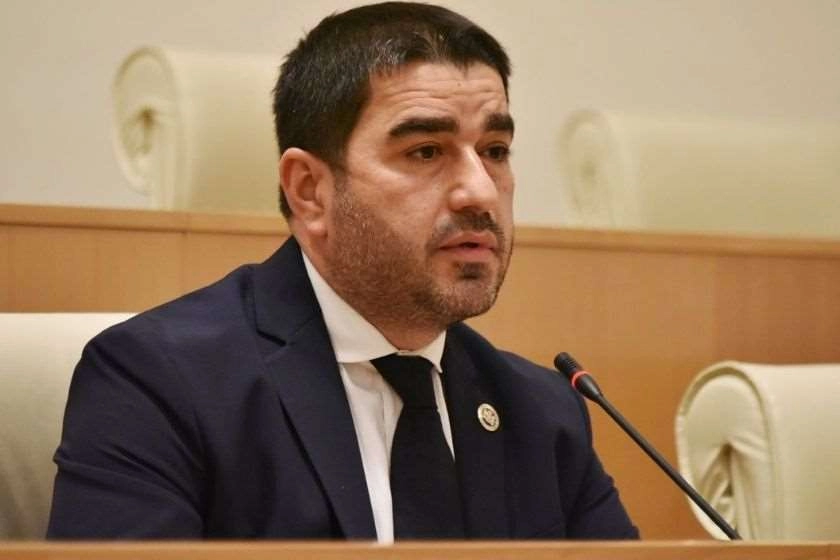 ეს იყო ქალბატონი თინასგან მომდინარე პირდაპირი აგრესიის აღკვეთა, რომელსაც ორი მანდატური ვერ აკავებდა - პაპუაშვილი