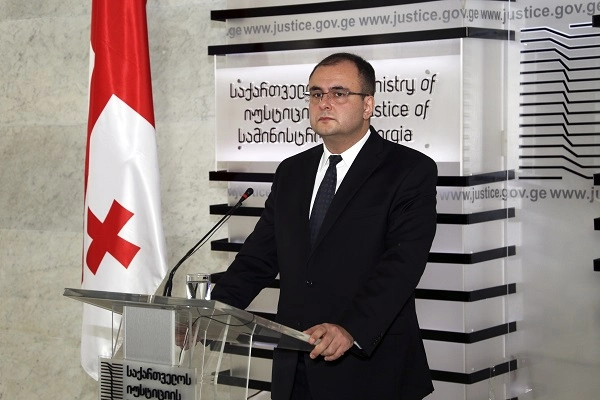 შეუძლია, ვინმეს, ამიხსნას, რატომ უნდა იყოს სააკაშვილი გადაყვანილი სამოქალაქო კლინიკაში? - რატი ბრეგაძე 
