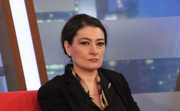 ელისაშვილმა ხაზარაძეს თაღლითი, მევახშე ეძახა და იმ პარლამენტში პირდაპირ ელისაშვილის გვერდით დასაჯდომად შედიან - თაკო ჩარკვიანი
