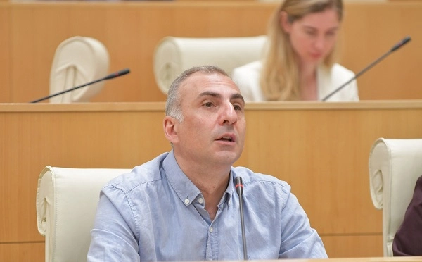 ირაკლი ბერაიას ყასიდად ნათქვამი ბოდიში არაფერს იძლევა, თანამდებობას ჩაბღაუჭებულია და გული მერევა ამ საქციელზე, ან თანამდებობას დატოვებს, ან კომიტეტის სხდომაზე ვერ შევალ - ალეკო ელისაშვილი
