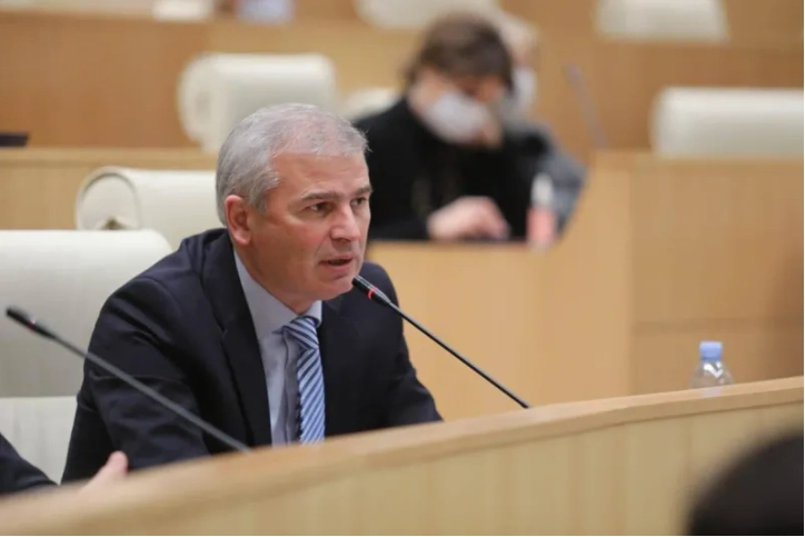"დალოცვილებო, წაიკითხეთ კანონები რა" - ქადაგიშვილი აშშ-ის საელჩოს