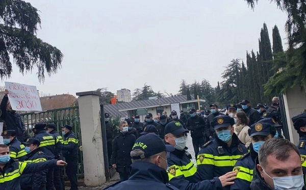 "ქართული ოცნების" ყრილობის პარალელურად მიმდინარე აქციაზე დაკავებული 9-ვე პირი გაათავისუფლეს 