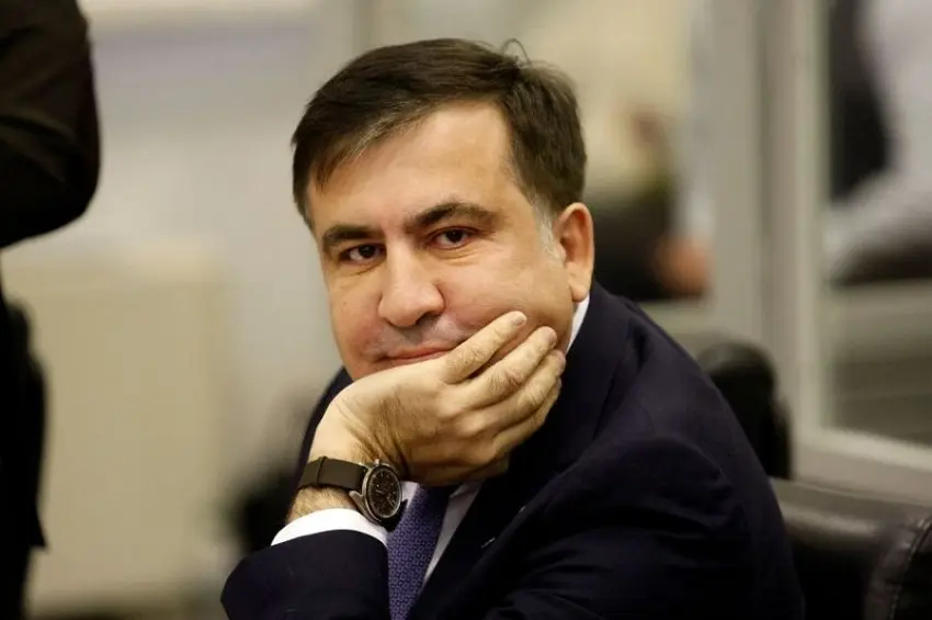 ნიკანორ მელია, ერთ დროს ჩემს მზეს რომ ფიცულობდა,  დერეფანში ჩემს ყოველ ჩავლაზე უშვერ დედის გინებებს აღავლენს ხოლმე, ჩემი მიმართულებით  - მიხეილ სააკაშვილი