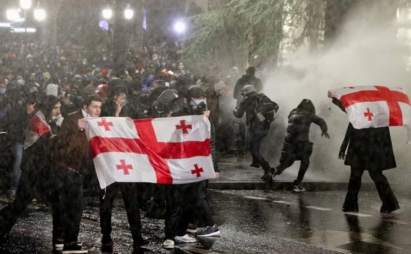 შეშფოთებული ვართ ჟურნალისტებზე ქიმიური ნივთიერების პოტენციური ზემოქმედების გამო, რომელიც, სავარაუდოდ, სამართალდამცავებმა საპროტესტო აქციების დასაშლელად გამოიყენეს - „პრესის საერთაშორისო ინსტიტუტი“