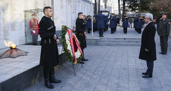 სომხეთის პრეზიდენტმა თბილისში გმირთა მემორიალი გვირგვინით შეამკო