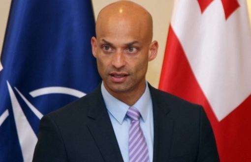 ჯეიმს აპატურაი თბილისში ჩამოვიდა