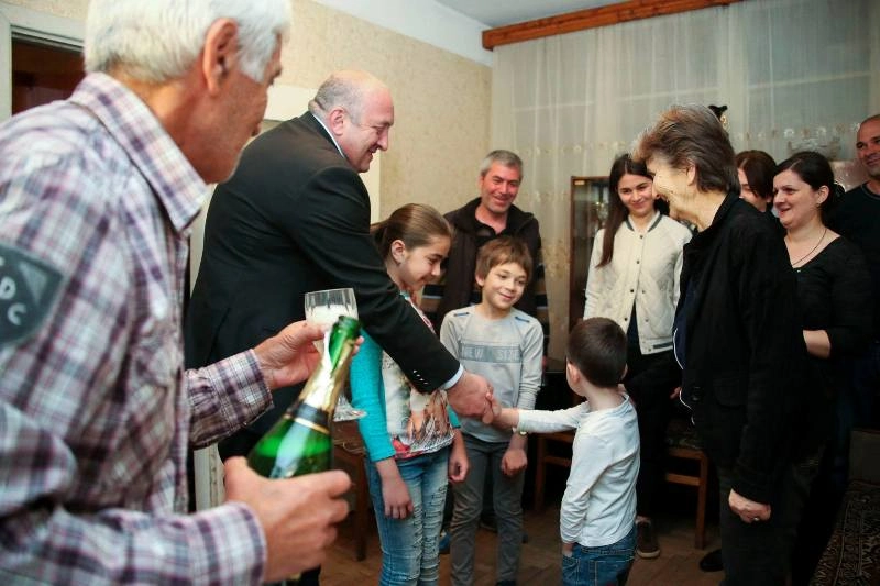 საქართველოს პრეზიდენტისაგან საჩუქრად მეორე მსოფლიო ომის მონაწილეებს მედიკამენტების ვაუჩერები გადაეცემათ