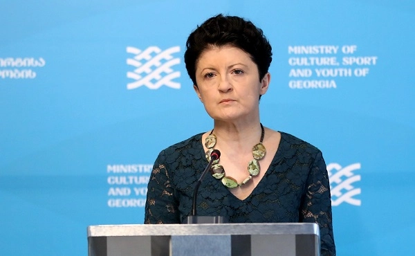  ვფიქრობ, ჩემი კომენტარის მოსმენისას რაიმე ნივთი არ მომხვდეს მისი მხრიდან სახეში, ვინაიდან ჩვენ ვიხილეთ პატიმარი, რომელიც არის აბსოლუტურად არასერიოზული - წულუკიანი სააკაშვილზე