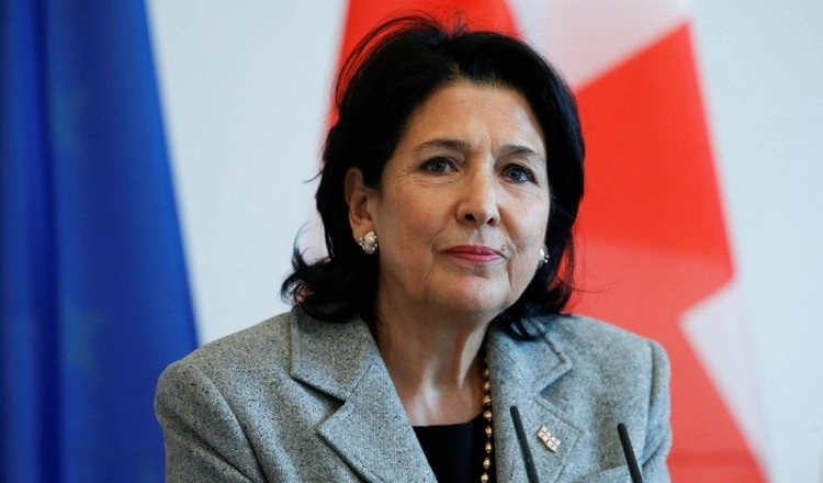 მინდა დრო, დავფიქრდე, რომ შეცდომა არ დავუშვა - სალომე ზურაბიშვილი დეკანოზ მამალაძის შეწყალებაზე