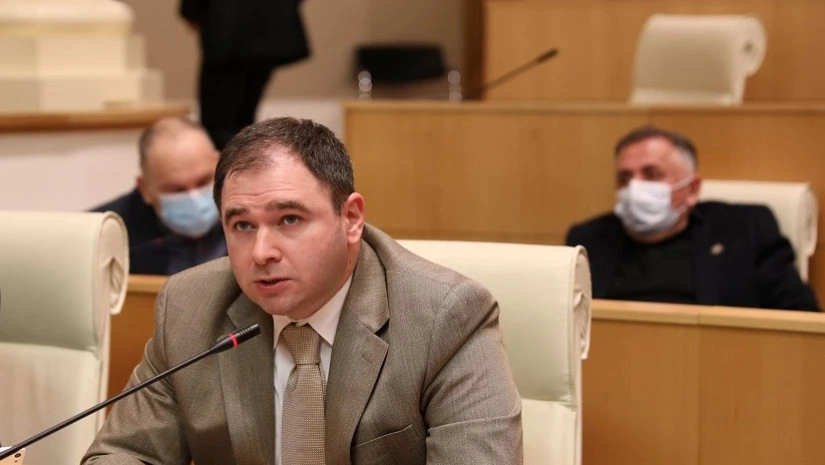 საერთოდ არ მაინტერესებს გარუსებული და რუსულ ენაზე მოლაპარაკე ქართველების მესიჯები - სამხარაძე არახამიაზე