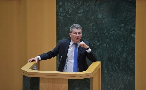 ათას პარტიაზე რომ გადახტნენ ვიღაც-ვიღაცები და ახლა რაღაცებს ლაპარაკობენ, ვურჩევ, მოუხმონ გონებას და გუშინდელი დღე გაიხსენონ ბიოგრაფიიდან - მამუკა მდინარაძე