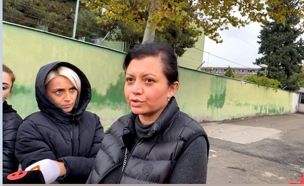 ჩემი თანდასწრებით პრეზიდენტი გახდა ცუდად. ვერ დადის, ვერ იღებს საკვებს, არ აქვს ლაპარაკის თავი, სულ სცივა, ორგანიზმი ჩამოშლილი აქვს - ეკა ხერხეულიძე