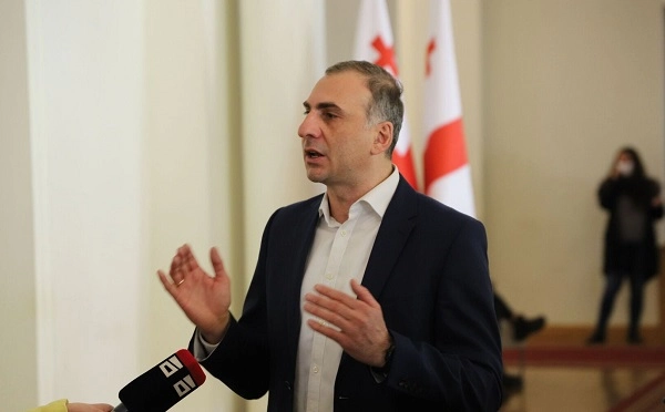 კასიანოვი მავნებლობს და ყოველ ჯერზე ახალ-ახალ მავნებლობას იგონებს „ბუკით“ დაწყებული, ახლა ევაკუაციით დამთავრებული - ელისაშვილი