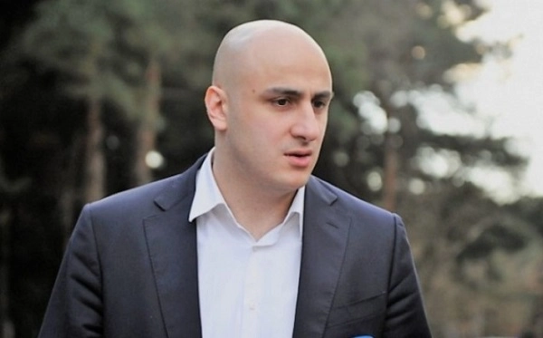 ისტორია ჩავლეიშვილს მედროვედ, მანდატის ხამად მოიხსენიებს, დაჭერილ ფანგანს კი გულანთებულ ახალგაზრდად - ნიკა მელია