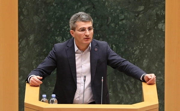 ბიძინა ივანიშვილი არის ქველმოქმედი, მათ შორის, პოლიტიკური ქველმოქმედება განახორციელა 2012 წელს. თქვენ ვინ გაფინანსებთ? თუ იტყვით სახელსა და გვარს თქვენ დაასახელებთ ოლიგარქს - მდინარაძე ,,მთავარის’’ ჟურნალისტს