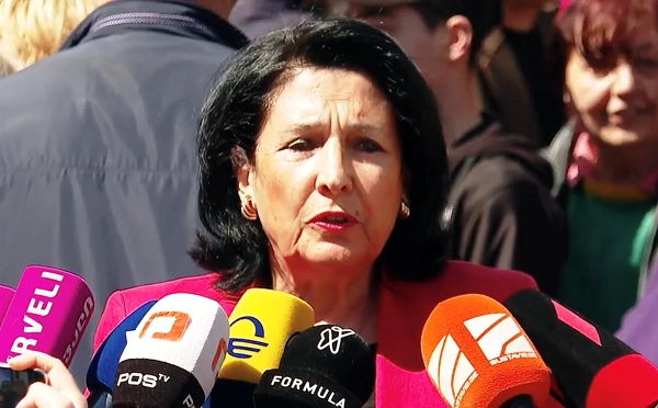 ჩვენი მომავალი ნამდვილად არ არის დაკავშირებული იმასთან, თუ ვინ დანიშნავს ელჩს, რა ადგილას და როდის - სალომე ზურაბიშვილი